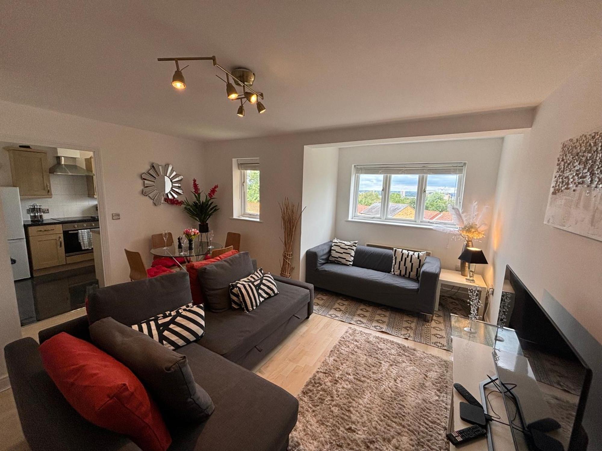 Skyline Haven - Modern 2b, Parking, Wifi & 4ktv