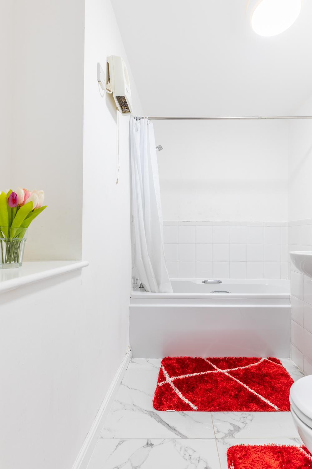 Skyline Haven - Modern 2b, Parking, Wifi & 4ktv Apartment *