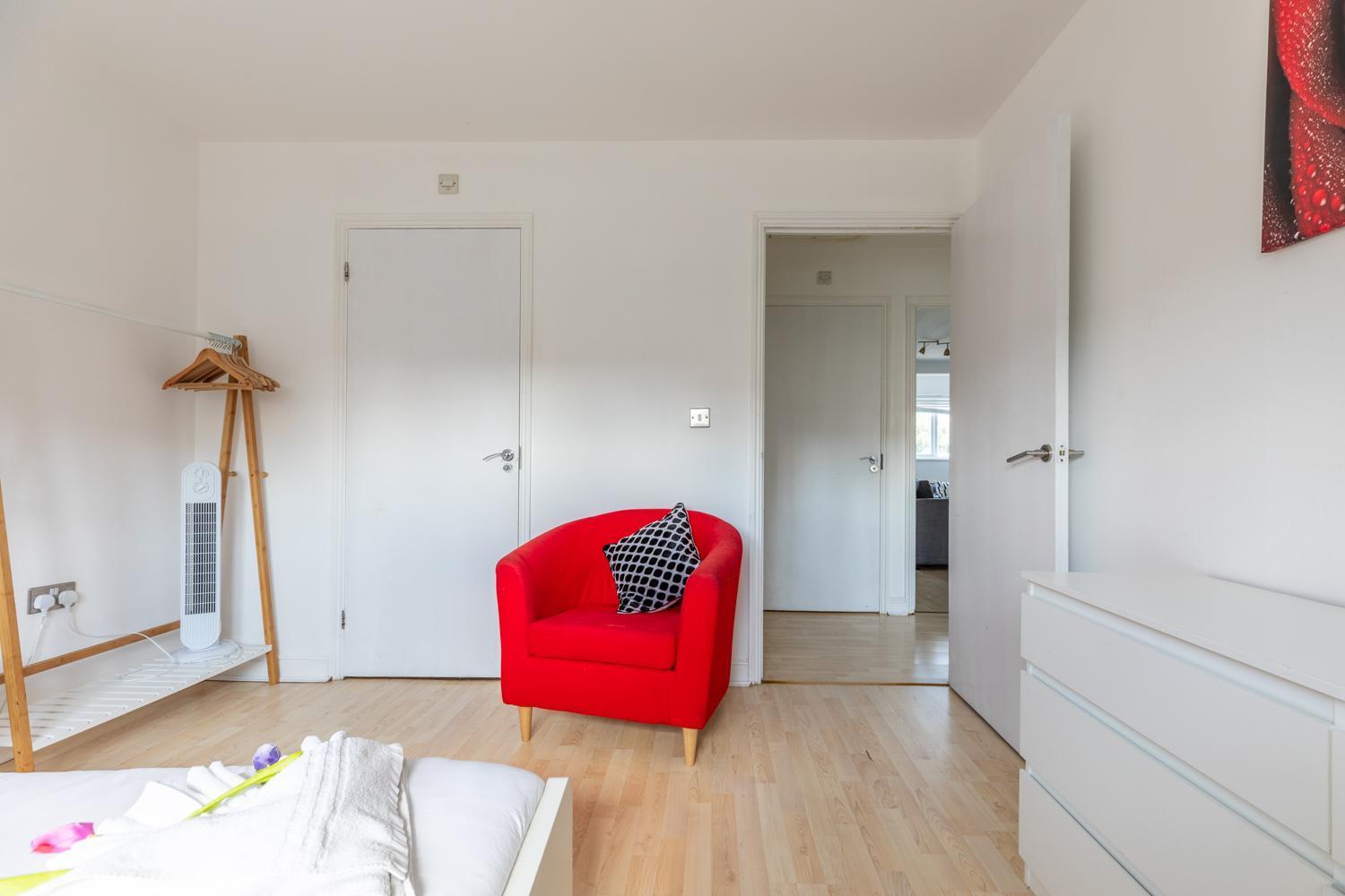 Skyline Haven - Modern 2b, Parking, Wifi & 4ktv *